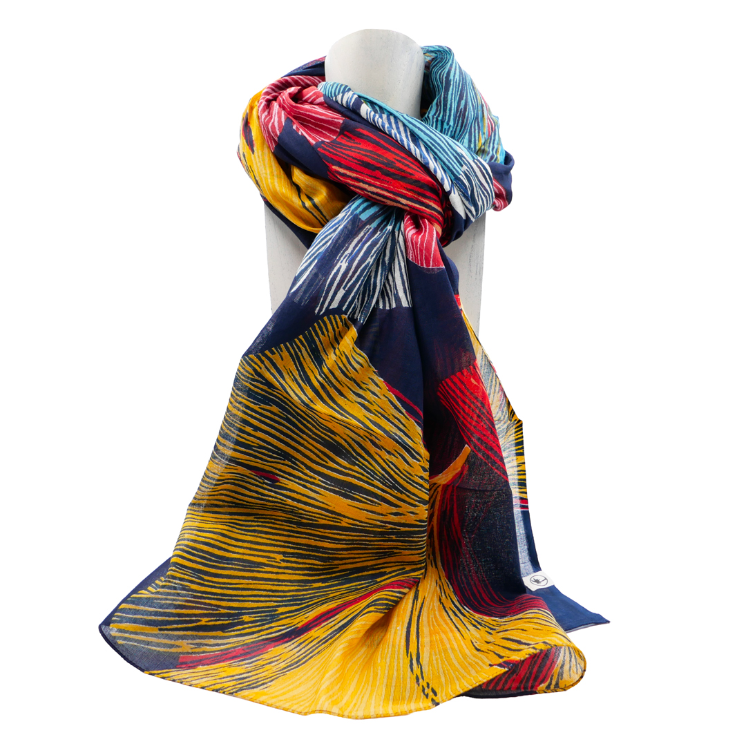 étole bleu foncé imprimée feuilles de ginkgo